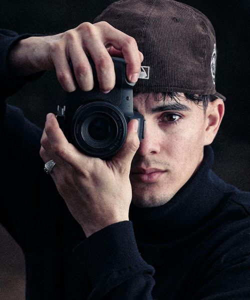 Man in a state of concentration during a workout, focused expression.